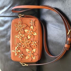 Michael Kors flowered crossbody bag⚘️😍